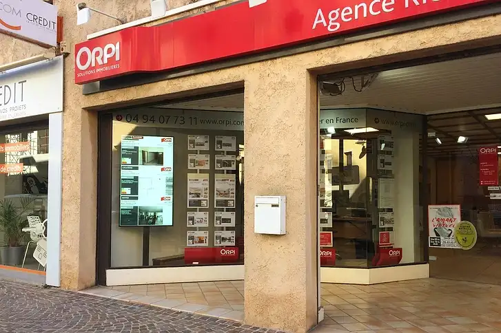 vitrine extérieure d'une agence immobilière ORPI
