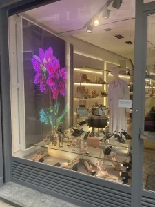panneau LED transparent dans vitrine de magasin