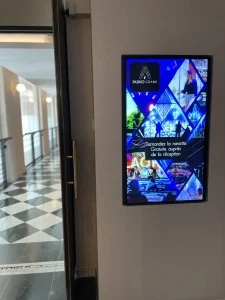 Écran intérieur dans le hall d'un hotel