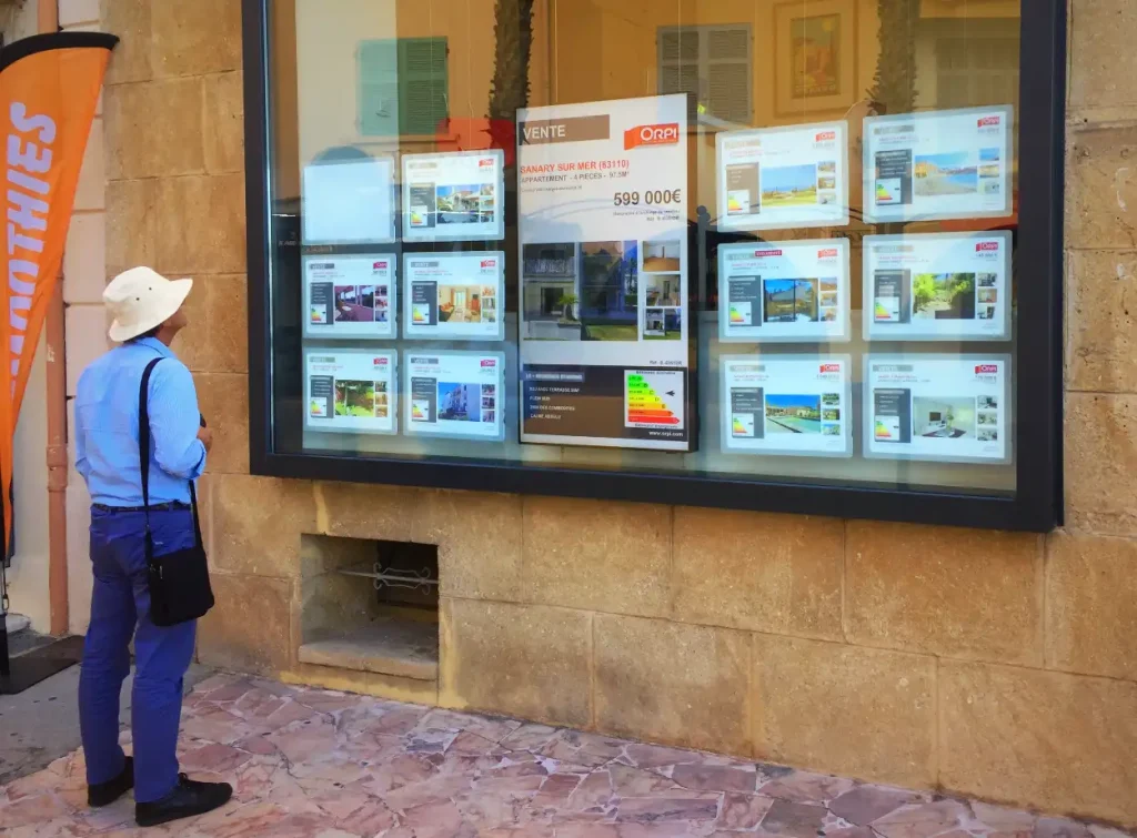 vitrine d'une agence immobilière