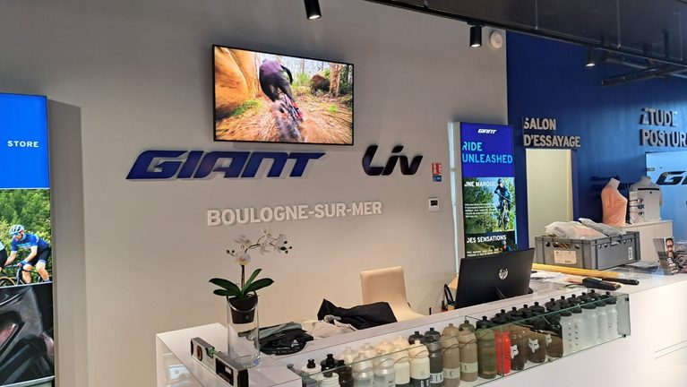 écran intérieur dans magasin de vélos Giant Boulogne