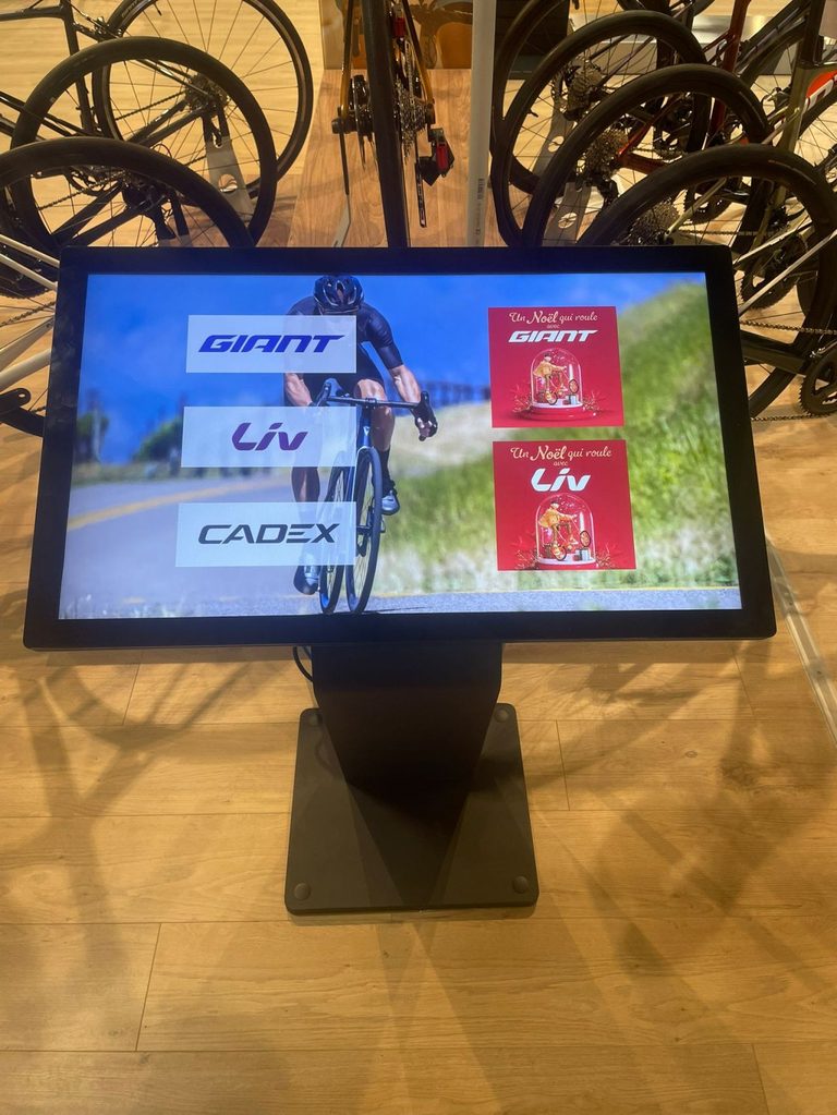 Borne tactile dans magasin